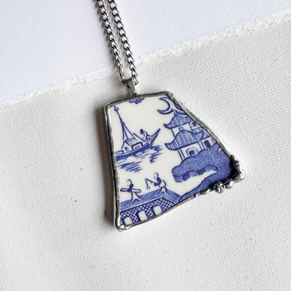 Handmade repurposed ceramic shard necklace with Asian theme - Picture 5 of 16